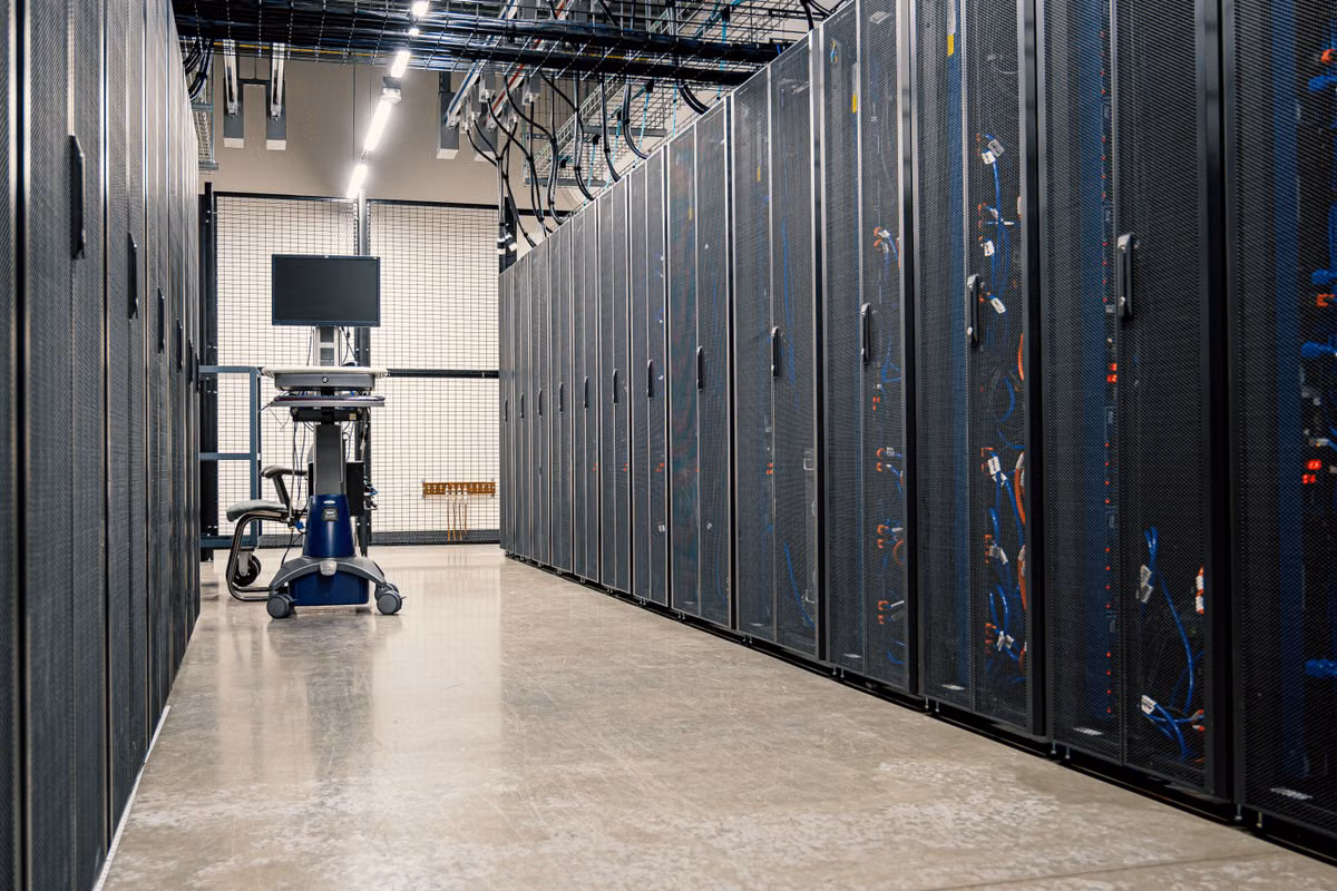 Server-Racks mit Netzwerktechnik in einem Rechenzentrum