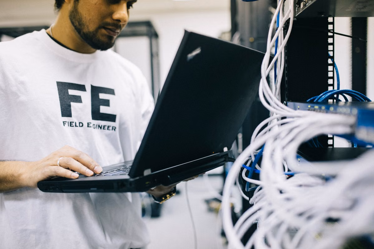 IT-Techniker prüft Hardware und arbeitet am Laptop
